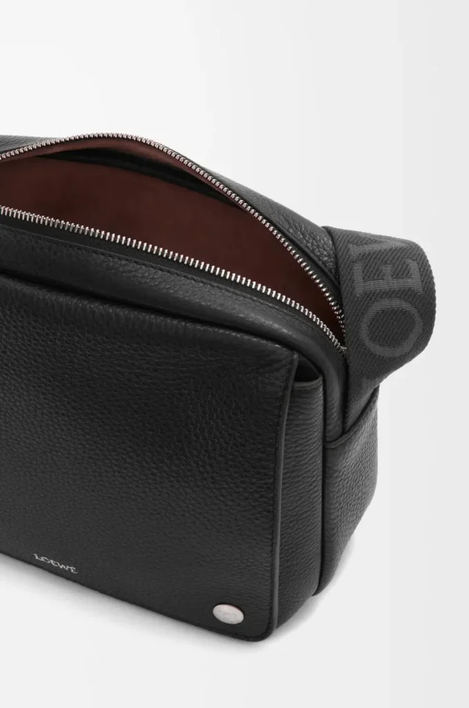 Mittlere Pebble-Messengertasche aus geschmeidigem genarbtem Kalbsleder in Schwarz