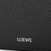 Mittlere Pebble-Messengertasche aus geschmeidigem genarbtem Kalbsleder in Schwarz