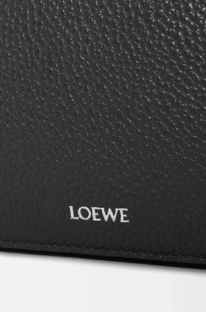 Mittlere Pebble-Messengertasche aus geschmeidigem genarbtem Kalbsleder in Schwarz