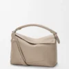 Mittlere Puzzle Edge Tasche aus weichem genarbtem Kalbsleder in Clay