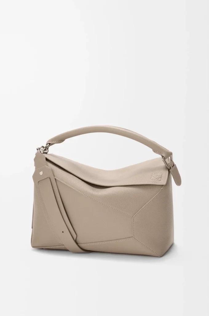 Mittlere Puzzle Edge Tasche aus weichem genarbtem Kalbsleder in Clay