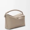 Mittlere Puzzle Edge Tasche aus weichem genarbtem Kalbsleder in Clay
