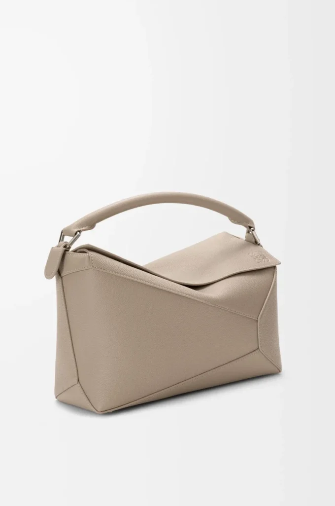 Mittlere Puzzle Edge Tasche aus weichem genarbtem Kalbsleder in Clay