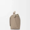 Mittlere Puzzle Edge Tasche aus weichem genarbtem Kalbsleder in Clay