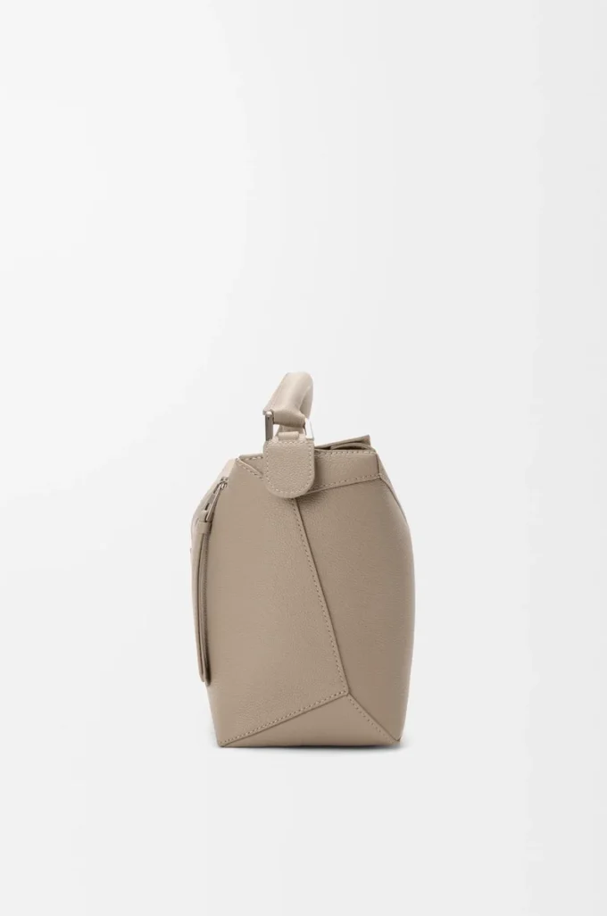 Mittlere Puzzle Edge Tasche aus weichem genarbtem Kalbsleder in Clay