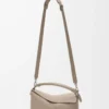 Mittlere Puzzle Edge Tasche aus weichem genarbtem Kalbsleder in Clay