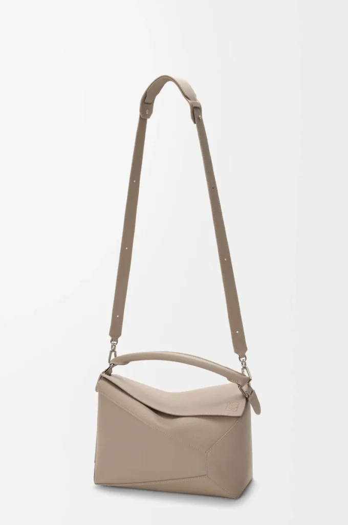Mittlere Puzzle Edge Tasche aus weichem genarbtem Kalbsleder in Clay
