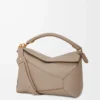 Mittlere Puzzle Edge Tasche aus weichem genarbtem Kalbsleder in Sand