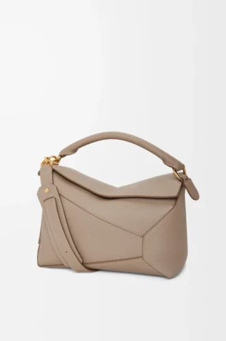 Mittlere Puzzle Edge Tasche aus weichem genarbtem Kalbsleder in Sand
