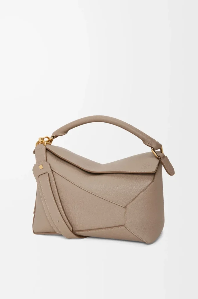 Mittlere Puzzle Edge Tasche aus weichem genarbtem Kalbsleder in Sand