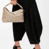 Mittlere Puzzle Edge Tasche aus weichem genarbtem Kalbsleder in Sand