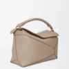 Mittlere Puzzle Edge Tasche aus weichem genarbtem Kalbsleder in Sand