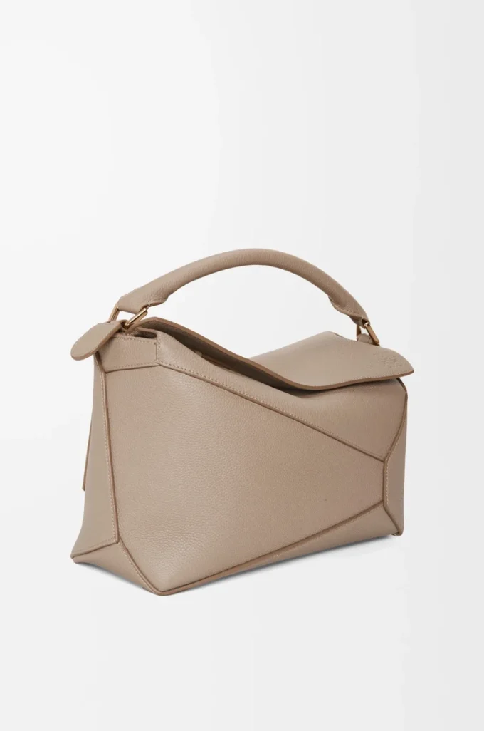 Mittlere Puzzle Edge Tasche aus weichem genarbtem Kalbsleder in Sand