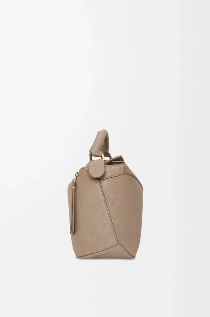 Mittlere Puzzle Edge Tasche aus weichem genarbtem Kalbsleder in Sand