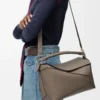 Mittlere Puzzle Edge Tasche aus weichem genarbtem Kalbsleder Taupe