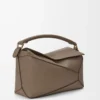 Mittlere Puzzle Edge Tasche aus weichem genarbtem Kalbsleder Taupe
