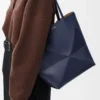 Mittlere Puzzle Fold-Tasche aus glänzendem Kalbsleder in Abyss Blue