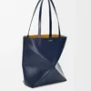 Mittlere Puzzle Fold-Tasche aus glänzendem Kalbsleder in Abyss Blue