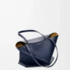 Mittlere Puzzle Fold-Tasche aus glänzendem Kalbsleder in Abyss Blue
