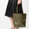 Mittlere Puzzle Fold-Tasche aus glänzendem Kalbsleder in Dark Khaki