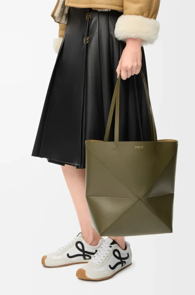 Mittlere Puzzle Fold-Tasche aus glänzendem Kalbsleder in Dark Khaki