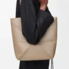 Mittlere Puzzle Fold-Tasche aus glänzendem Kalbsleder in Sand