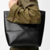 Mittlere Puzzle Fold-Tasche aus glänzendem Kalbsleder in Schwarz
