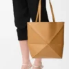 Mittlere Puzzle Fold-Tasche aus glänzendem Kalbsleder in Warm Desert