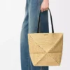 Mittlere Puzzle Fold-Tasche aus Raffia in Natur