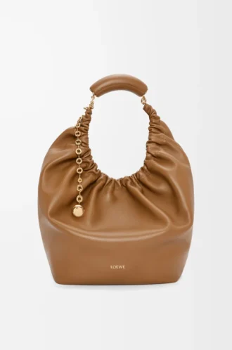 Mittlere Squeeze-Tasche aus weichem Nappalammleder in Eiche