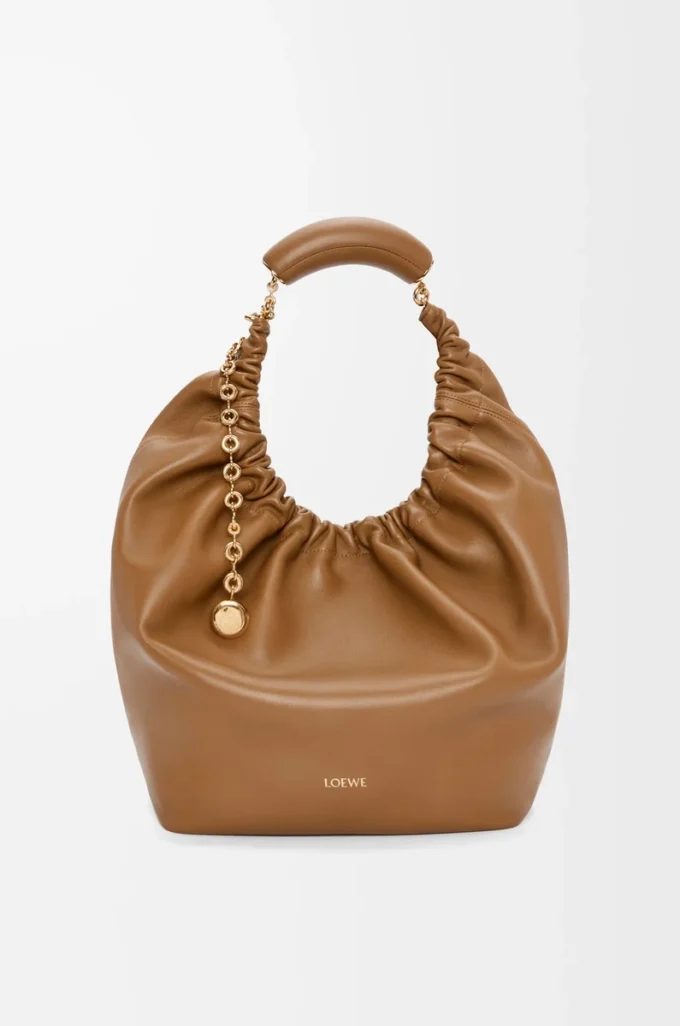 Mittlere Squeeze-Tasche aus weichem Nappalammleder in Eiche