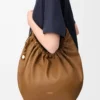 Mittlere Squeeze-Tasche aus weichem Nappalammleder in Eiche