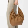 Mittlere Squeeze-Tasche aus weichem Nappalammleder in Eiche
