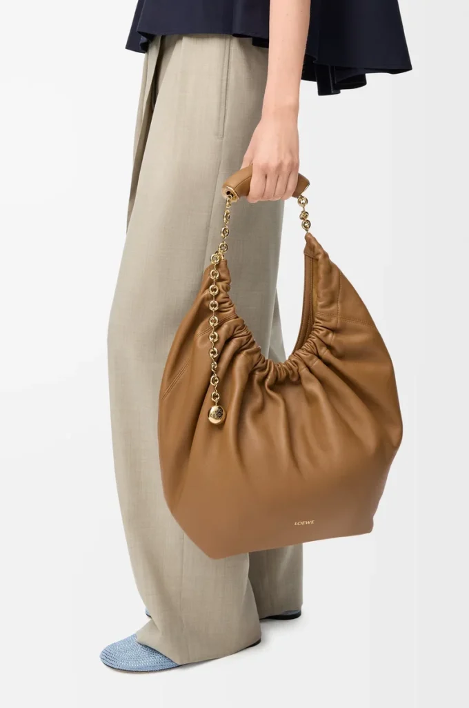 Mittlere Squeeze-Tasche aus weichem Nappalammleder in Eiche