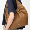 Mittlere Squeeze-Tasche aus weichem Nappalammleder in Eiche