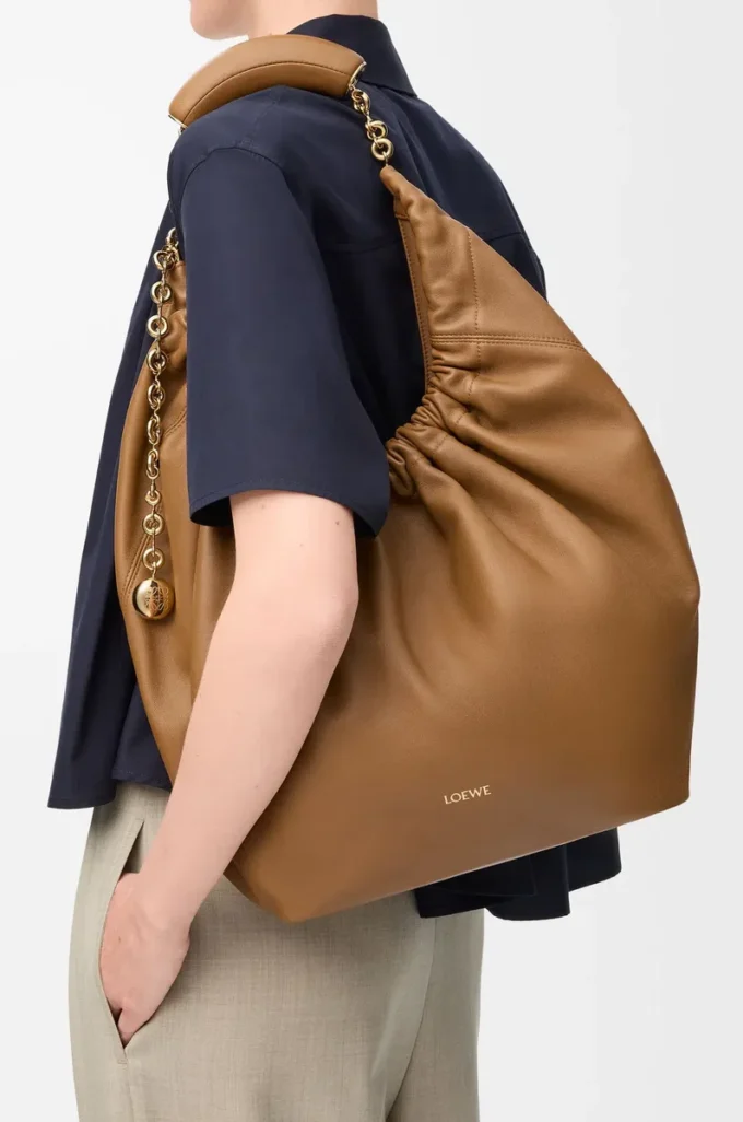 Mittlere Squeeze-Tasche aus weichem Nappalammleder in Eiche