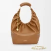 Mittlere Squeeze-Tasche aus weichem Nappalammleder in Eiche