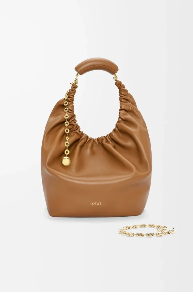 Mittlere Squeeze-Tasche aus weichem Nappalammleder in Eiche