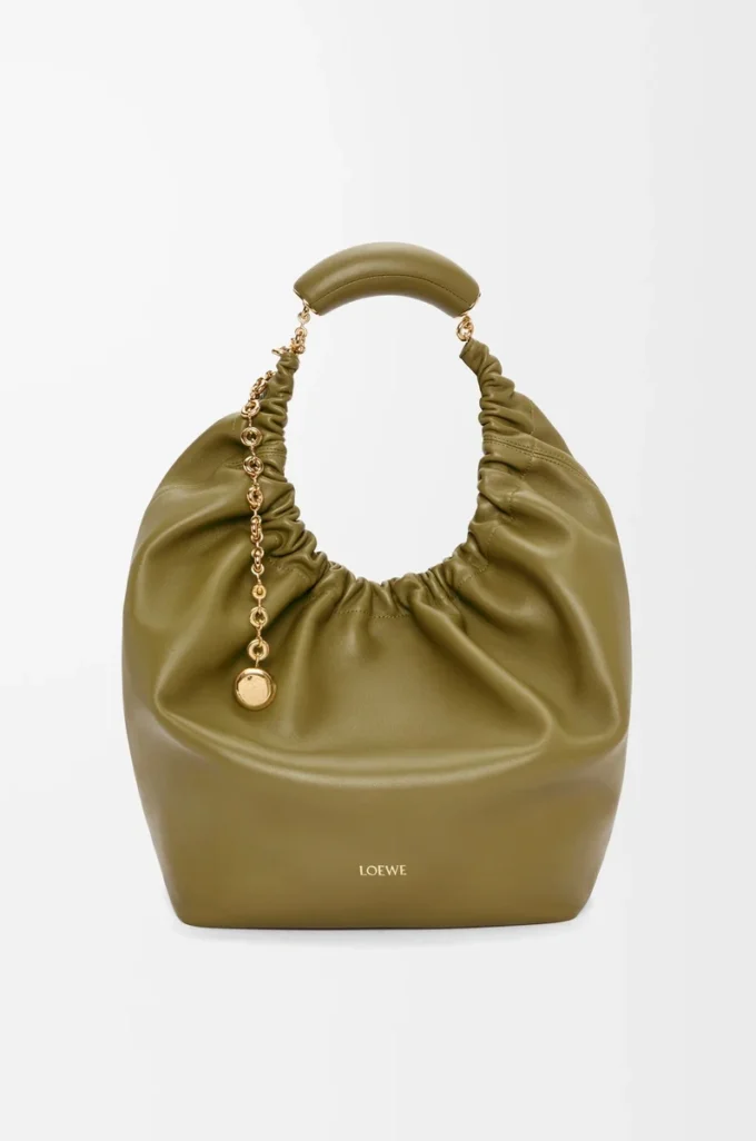 Mittlere Squeeze-Tasche aus weichem Nappalammleder in Oliv