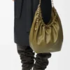 Mittlere Squeeze-Tasche aus weichem Nappalammleder in Oliv