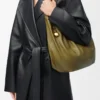 Mittlere Squeeze-Tasche aus weichem Nappalammleder in Oliv
