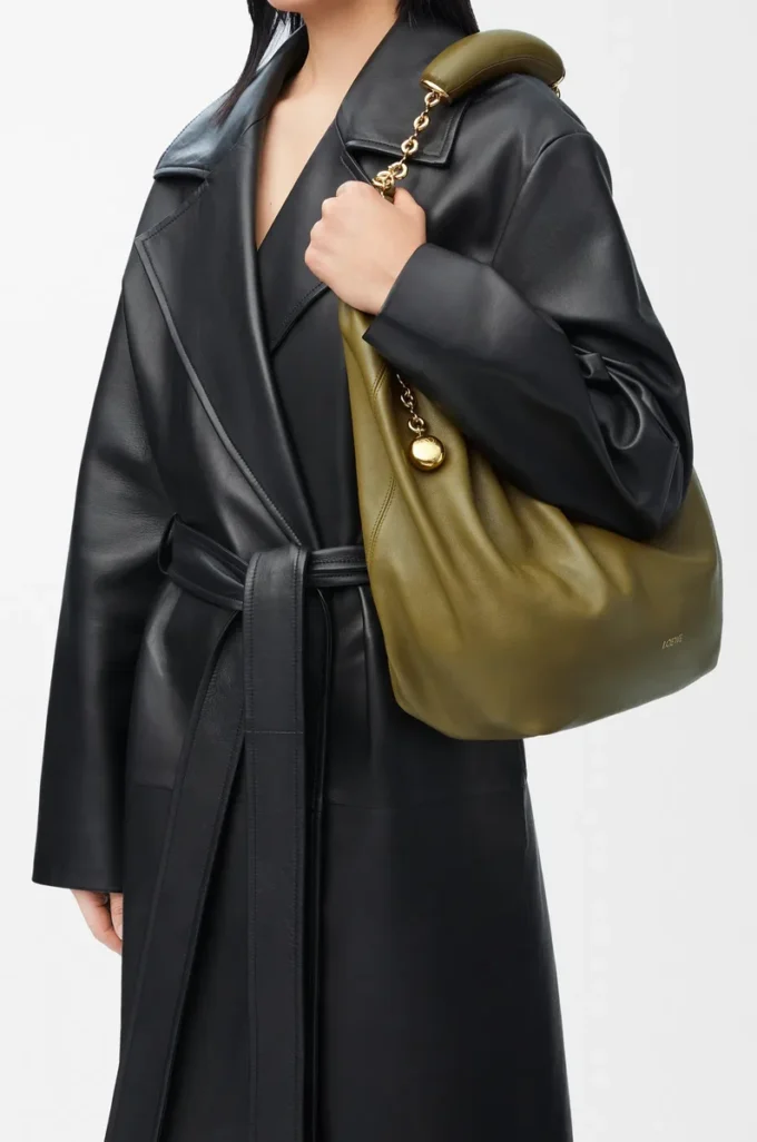 Mittlere Squeeze-Tasche aus weichem Nappalammleder in Oliv