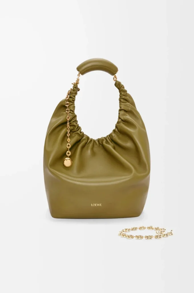 Mittlere Squeeze-Tasche aus weichem Nappalammleder in Oliv