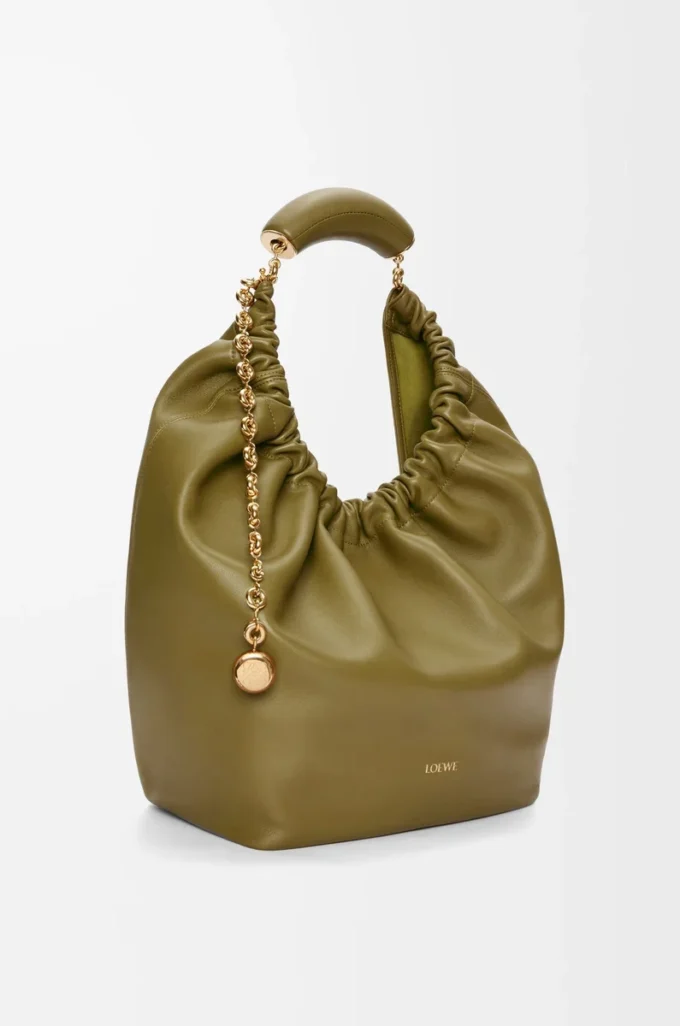 Mittlere Squeeze-Tasche aus weichem Nappalammleder in Oliv