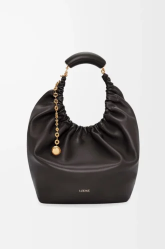 Mittlere Squeeze-Tasche aus weichem Nappalammleder in Schwarz