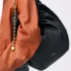 Mittlere Squeeze-Tasche aus weichem Nappalammleder in Schwarz