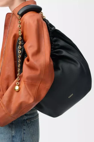 Mittlere Squeeze-Tasche aus weichem Nappalammleder in Schwarz