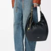 Mittlere Squeeze-Tasche aus weichem Nappalammleder in Schwarz