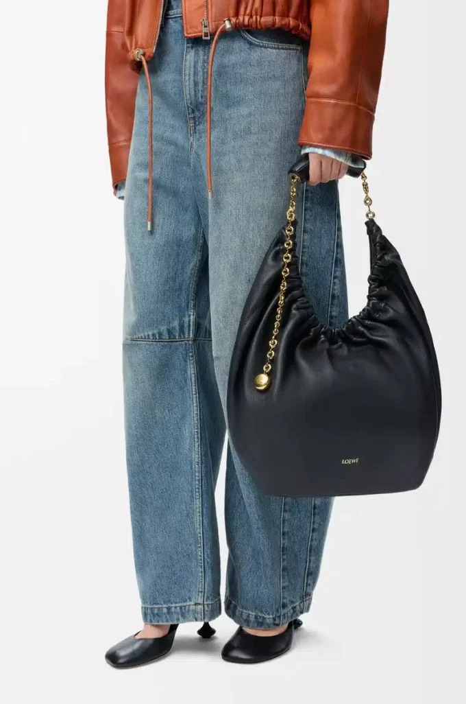 Mittlere Squeeze-Tasche aus weichem Nappalammleder in Schwarz