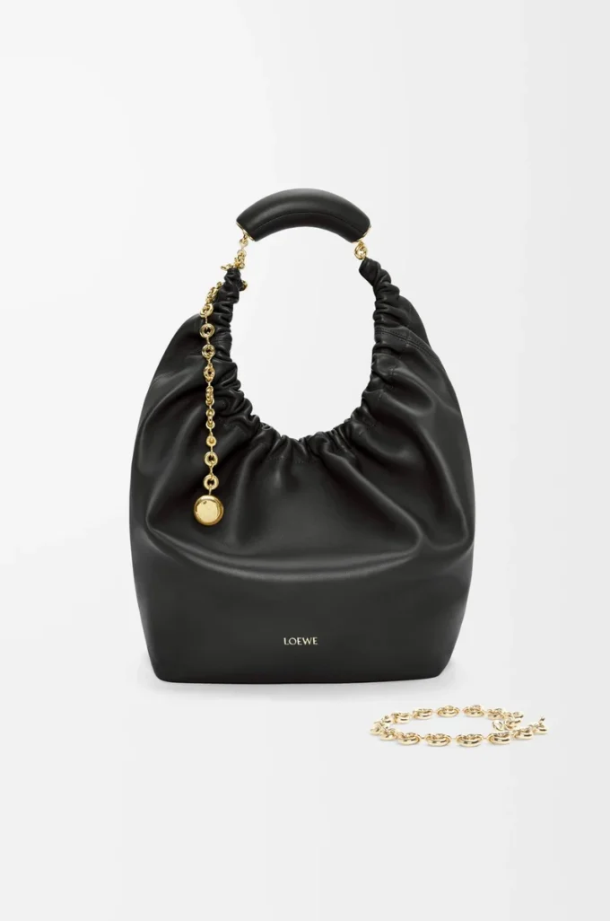 Mittlere Squeeze-Tasche aus weichem Nappalammleder in Schwarz